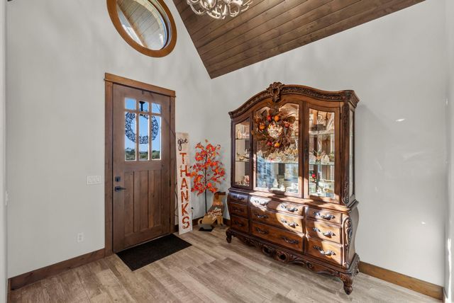 901 Crown LN, Burnet, TX 78611