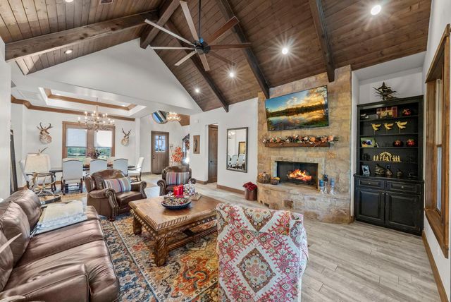 901 Crown LN, Burnet, TX 78611