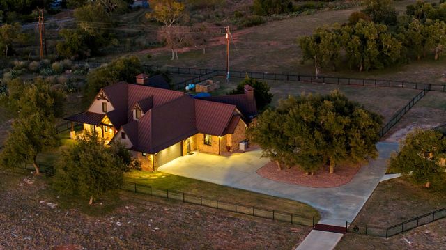 901 Crown LN, Burnet, TX 78611