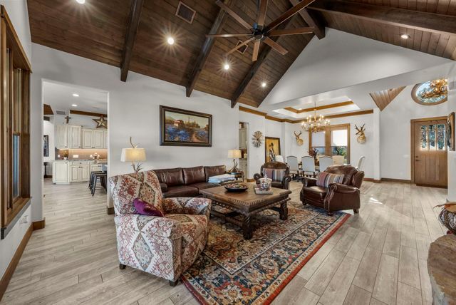 901 Crown LN, Burnet, TX 78611