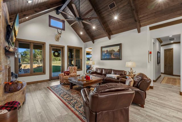 901 Crown LN, Burnet, TX 78611