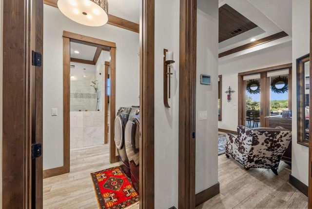 901 Crown LN, Burnet, TX 78611