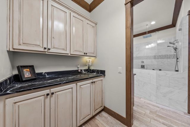 901 Crown LN, Burnet, TX 78611