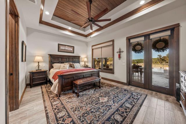 901 Crown LN, Burnet, TX 78611