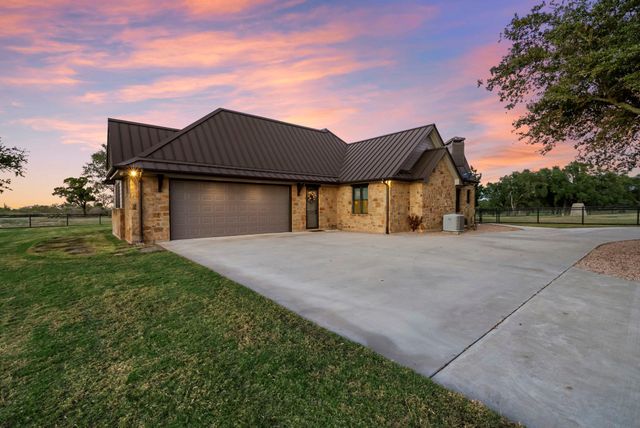 901 Crown LN, Burnet, TX 78611