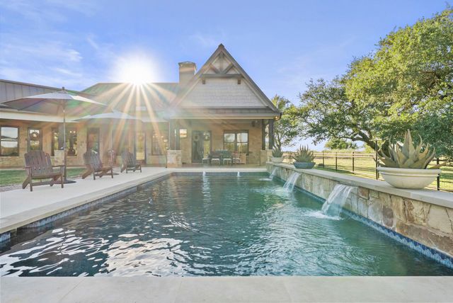 901 Crown LN, Burnet, TX 78611