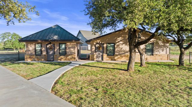 901 Crown LN, Burnet, TX 78611
