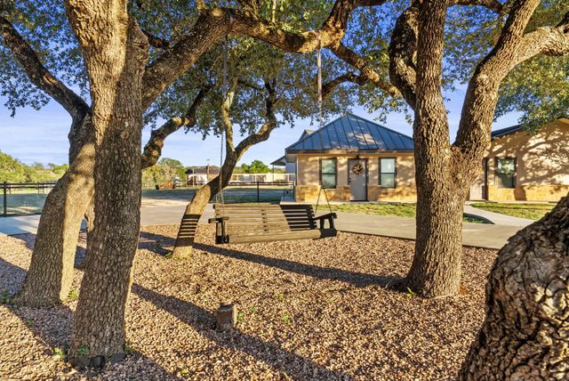 901 Crown LN, Burnet, TX 78611