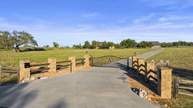 901 Crown LN, Burnet, TX 78611