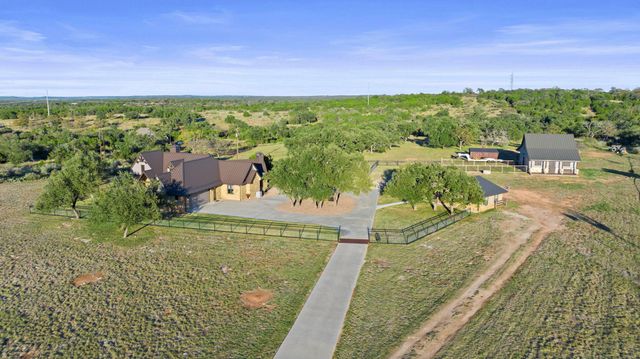 901 Crown LN, Burnet, TX 78611