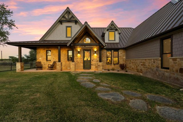 901 Crown LN, Burnet, TX 78611