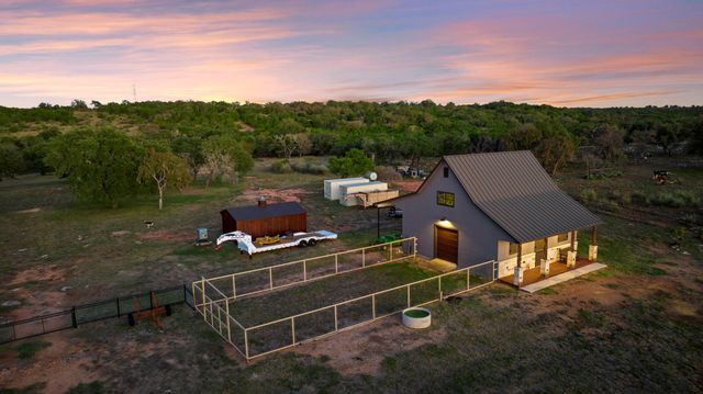 901 Crown LN, Burnet, TX 78611