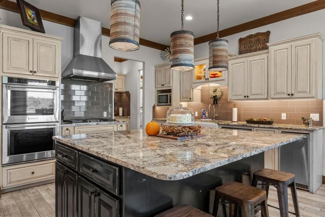 901 Crown LN, Burnet, TX 78611