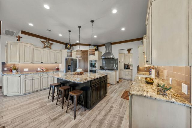 901 Crown LN, Burnet, TX 78611