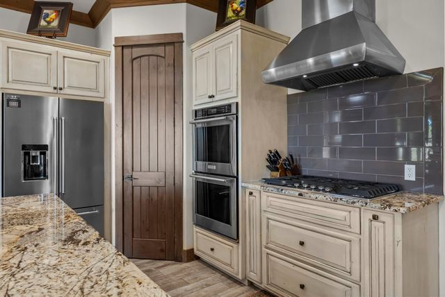 901 Crown LN, Burnet, TX 78611