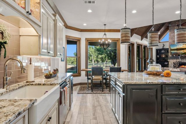 901 Crown LN, Burnet, TX 78611