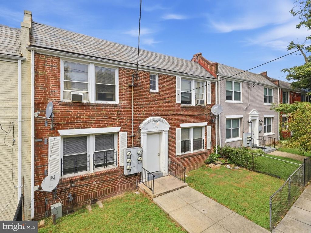 1322 DOWNING PL NE, Washington, DC 20018