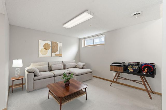 618 Oak Park Lane, Hopkins, MN 55343