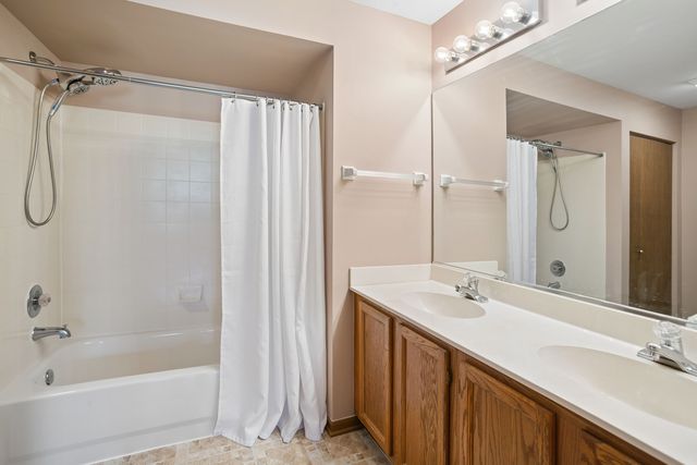 1156 Westminster Lane 1156, Elk Grove Village, IL 60007