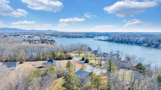 5 Reserve RD, Moneta, VA 24121