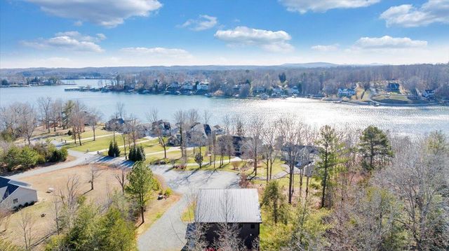 5 Reserve RD, Moneta, VA 24121