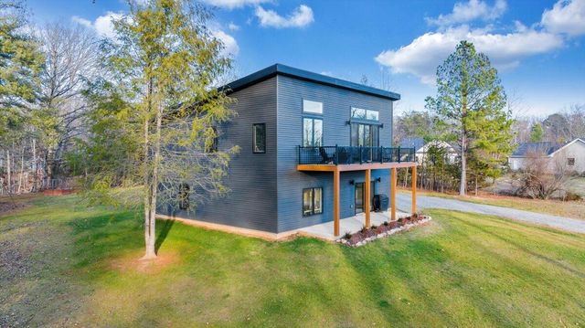 5 Reserve RD, Moneta, VA 24121