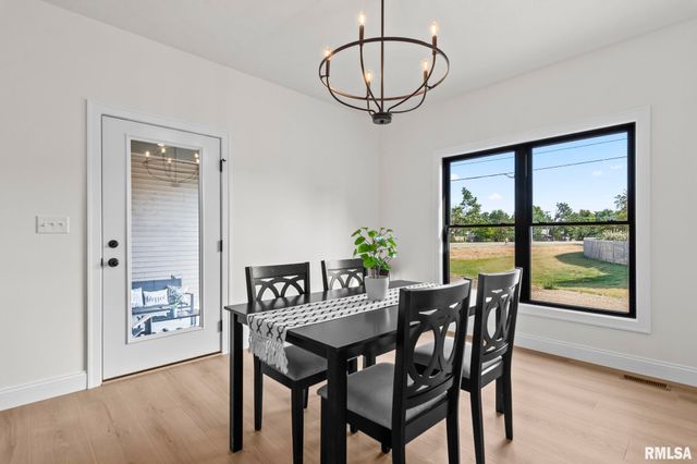 3200 GREENBRIAR Drive, Springfield, IL 62711