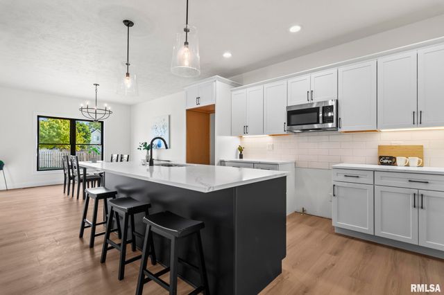 3200 GREENBRIAR Drive, Springfield, IL 62711