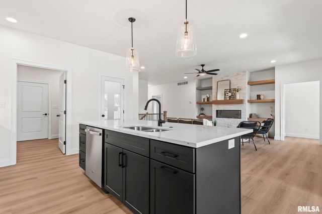 3200 GREENBRIAR Drive, Springfield, IL 62711