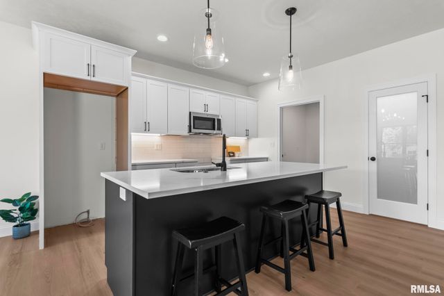 3200 GREENBRIAR Drive, Springfield, IL 62711