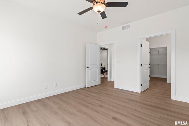 3200 GREENBRIAR Drive, Springfield, IL 62711