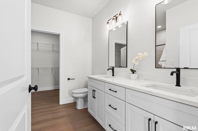 3200 GREENBRIAR Drive, Springfield, IL 62711