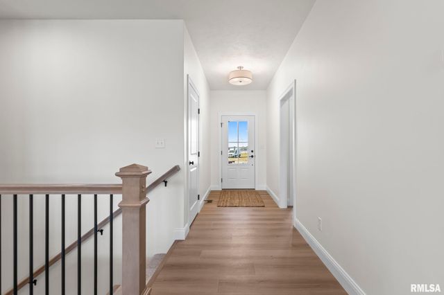 3200 GREENBRIAR Drive, Springfield, IL 62711