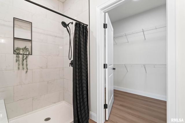 3200 GREENBRIAR Drive, Springfield, IL 62711