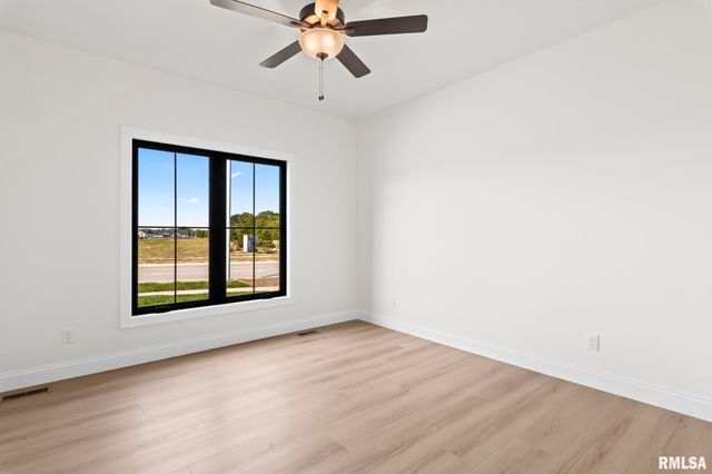 3200 GREENBRIAR Drive, Springfield, IL 62711