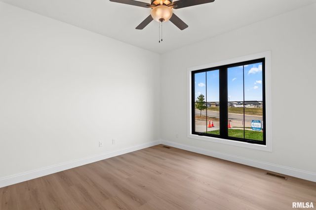 3200 GREENBRIAR Drive, Springfield, IL 62711