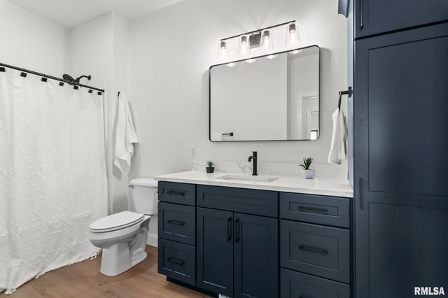 3200 GREENBRIAR Drive, Springfield, IL 62711