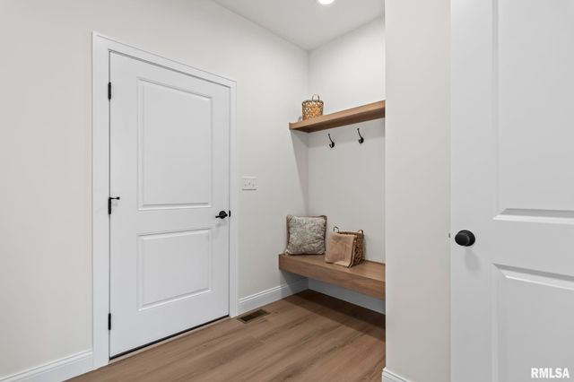 3200 GREENBRIAR Drive, Springfield, IL 62711