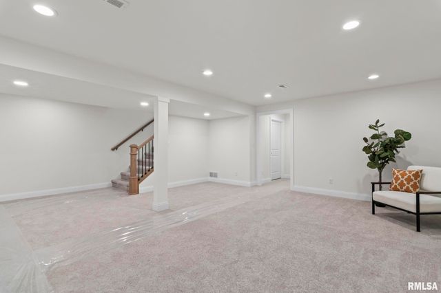 3200 GREENBRIAR Drive, Springfield, IL 62711