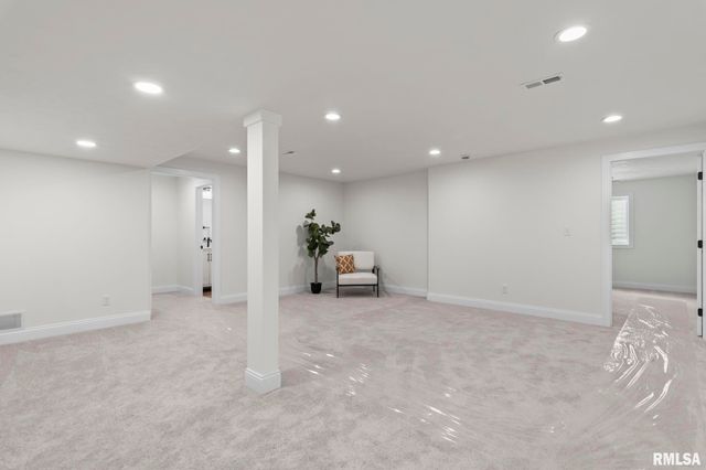 3200 GREENBRIAR Drive, Springfield, IL 62711