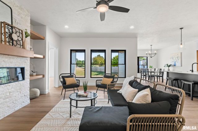 3200 GREENBRIAR Drive, Springfield, IL 62711