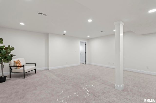 3200 GREENBRIAR Drive, Springfield, IL 62711