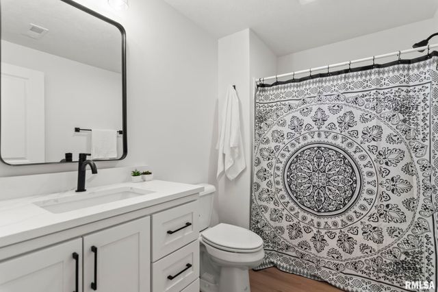 3200 GREENBRIAR Drive, Springfield, IL 62711