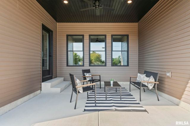 3200 GREENBRIAR Drive, Springfield, IL 62711