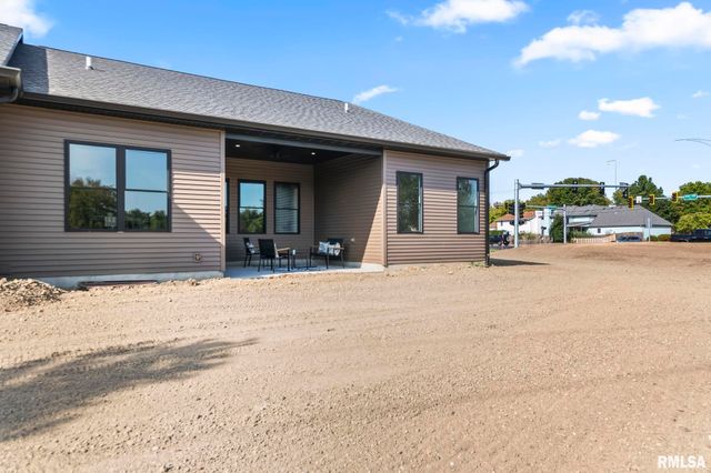 3200 GREENBRIAR Drive, Springfield, IL 62711