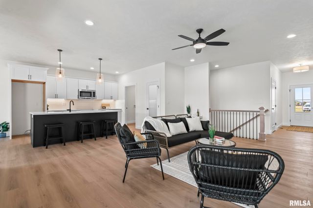 3200 GREENBRIAR Drive, Springfield, IL 62711