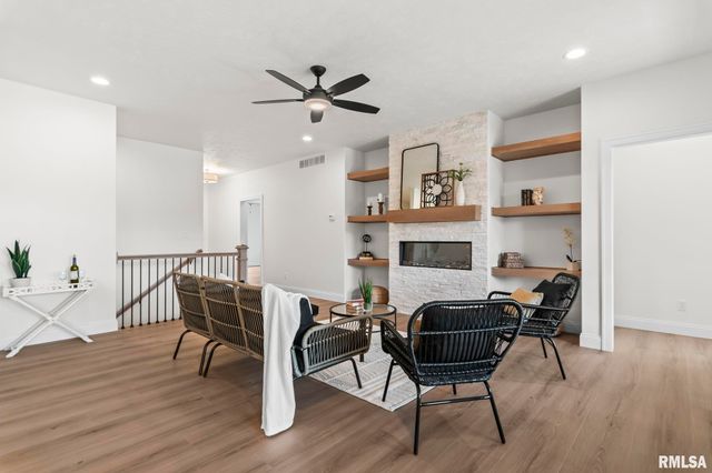 3200 GREENBRIAR Drive, Springfield, IL 62711