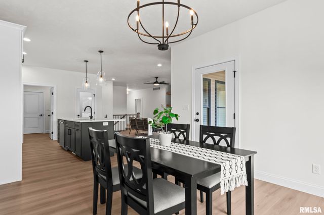 3200 GREENBRIAR Drive, Springfield, IL 62711