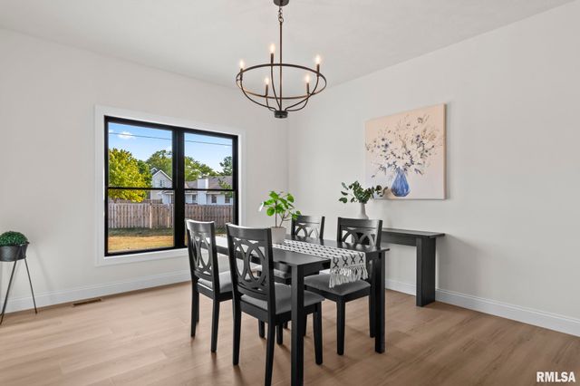 3200 GREENBRIAR Drive, Springfield, IL 62711