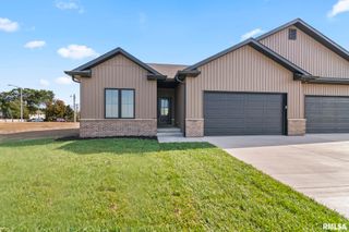 3200 GREENBRIAR Drive, Springfield, IL 62711